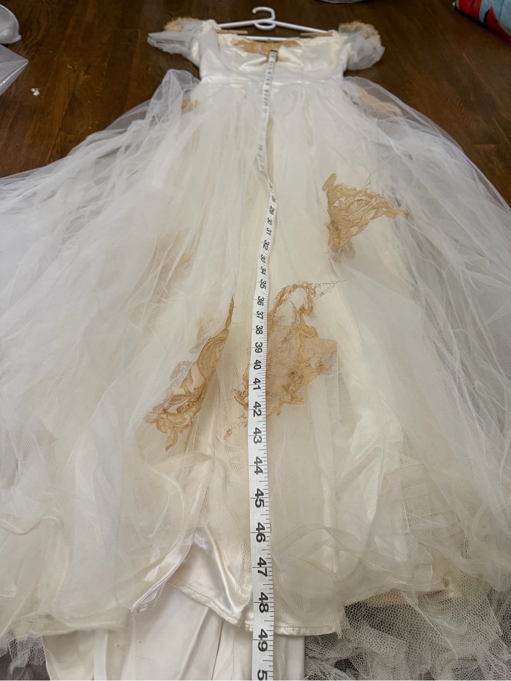 Vintage wedding dress with matching gloves and headpiece - Picture 7 of 8